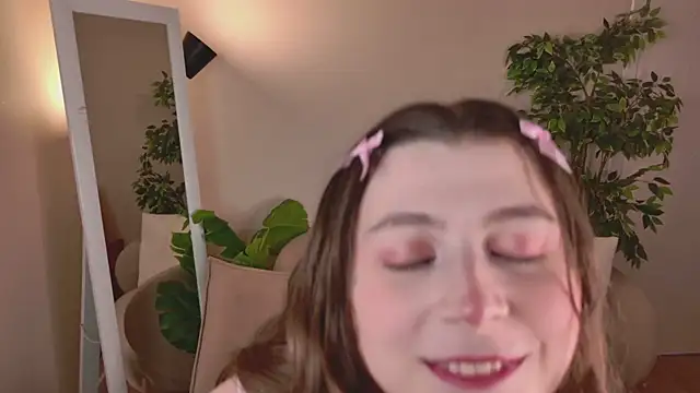 Queen Michelle  online show from March 8, 2:04 am