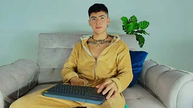 CamiiGuzmanX online show from October 8, 7:58 pm