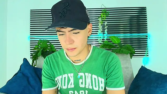 CamiiGuzmanX online show from January 13, 8:13 pm