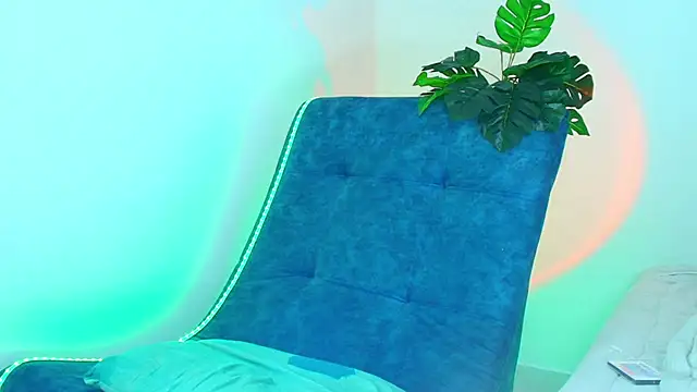 CamiiGuzmanX online show from October 31, 8:27 pm