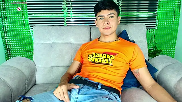 CamiiGuzmanX online show from March 24, 11:05 pm