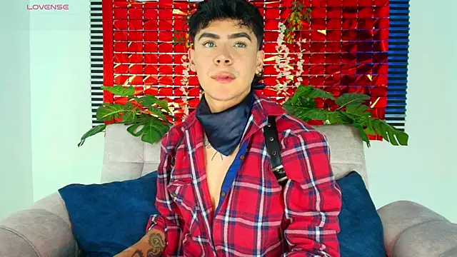 CamiiGuzmanX online show from February 12, 8:19 pm