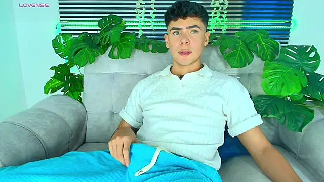 CamiiGuzmanX online show from March 16, 8:11 pm