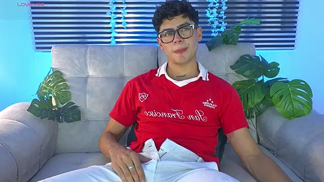 Snapshot of CamiiGuzmanX chatting on July 1, 8:42 pm CamiiGuzmanX online show from July 1, 8:42 pm