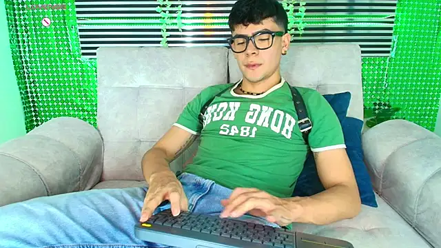 CamiiGuzmanX online show from March 18, 9:26 pm