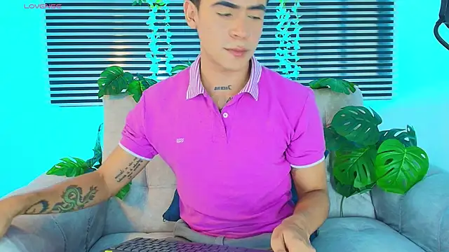 Snapshot of CamiiGuzmanX chatting on June 10, 8:32 pm CamiiGuzmanX online show from June 10, 8:32 pm