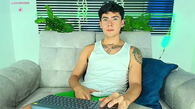 CamiiGuzmanX online show from February 5, 8:04 pm