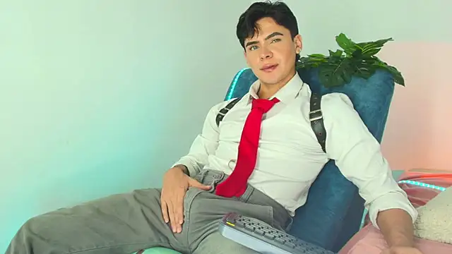 CamiiGuzmanX online show from December 4, 7:35 pm