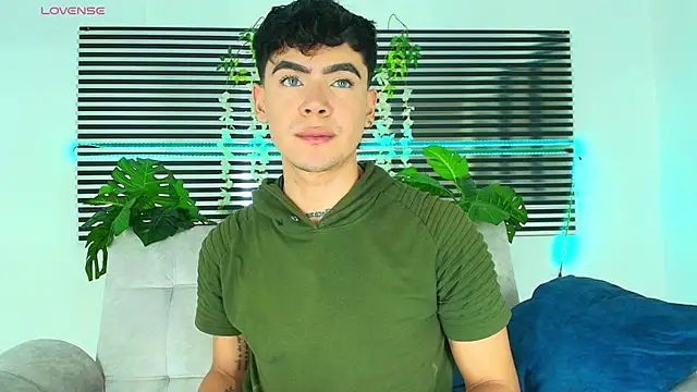 CamiiGuzmanX online show from January 14, 8:12 pm