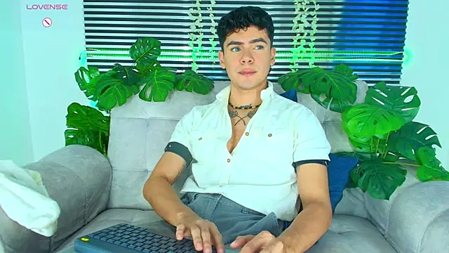 CamiiGuzmanX online show from March 15, 5:09 pm