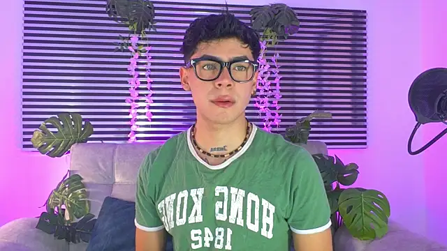 Snapshot of CamiiGuzmanX chatting on June 24, 5:55 pm CamiiGuzmanX online show from June 24, 5:55 pm