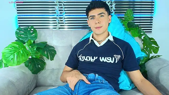 CamiiGuzmanX online show from May 1, 8:25 pm