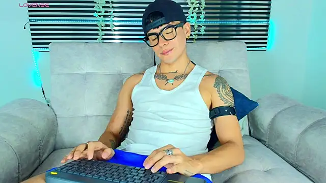 CamiiGuzmanX online show from March 31, 7:38 pm