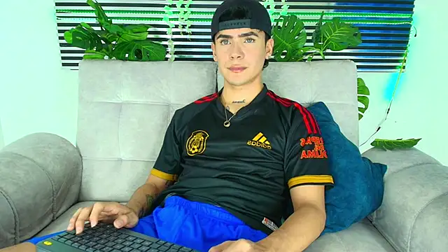 CamiiGuzmanX online show from February 2, 8:08 pm