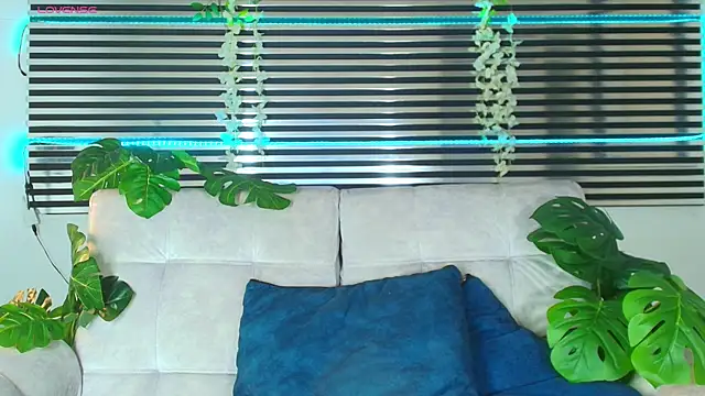 CamiiGuzmanX online show from May 18, 4:23 pm