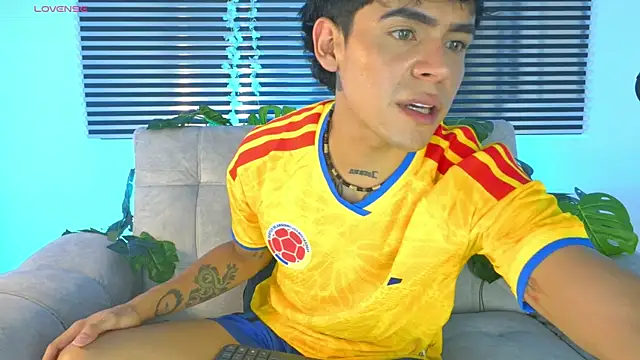 Snapshot of CamiiGuzmanX chatting on June 17, 8:19 pm CamiiGuzmanX online show from June 17, 8:19 pm
