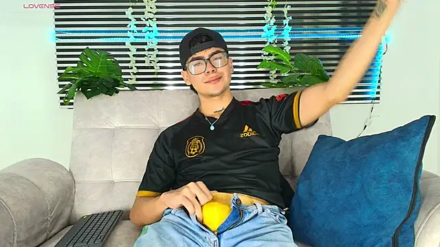 CamiiGuzmanX online show from December 22, 8:31 pm