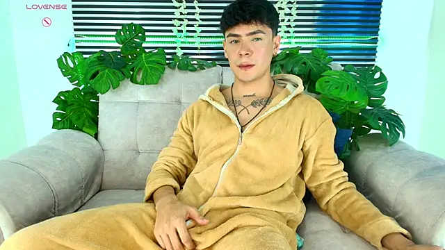 CamiiGuzmanX online show from March 11, 9:31 pm