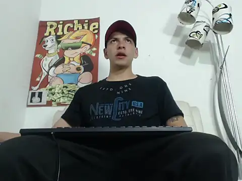 Snapshot of Thomasjons_ chatting on November 9, 2:37 am Thomasjons online show from November 9, 2:37 am