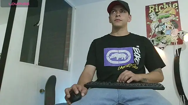 Snapshot of Thomasjons_ chatting on June 14, 2:24 am Thomasjons online show from June 14, 2:24 am