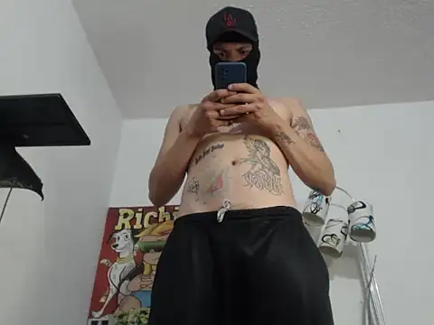 Snapshot of Thomasjons_ chatting on November 11, 2:28 am Thomasjons online show from November 11, 2:28 am