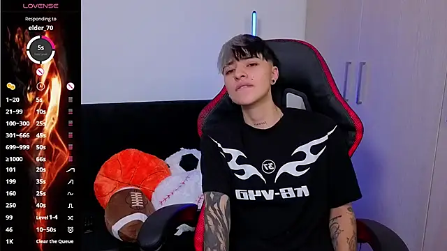 Snapshot of imlaiaaa chatting on December 1, 10:21 pm imlaiaaa online show from December 1, 10:21 pm