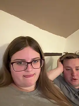 Snapshot of CurvyPaar2 chatting on February 3, 8:03 pm CurvyPaar2 online show from February 3, 8:03 pm