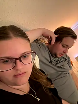 Snapshot of CurvyPaar2 chatting on September 19, 4:11 pm CurvyPaar2 online show from September 19, 4:11 pm