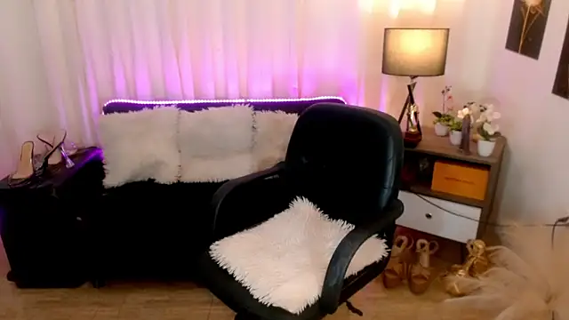 Snapshot of Sassy_Suzuhime chatting on October 24, 1:37 am Sassy Suzuhime online show from October 24, 1:37 am