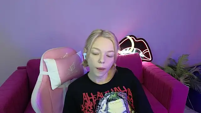 Snapshot of MillaHolt chatting on September 13, 1:38 am MillaHolt online show from September 13, 1:38 am