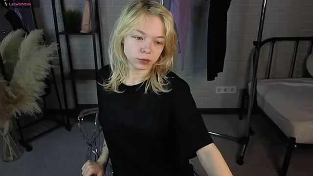 Snapshot of MillaHolt chatting on October 1, 1:33 am MillaHolt online show from October 1, 1:33 am