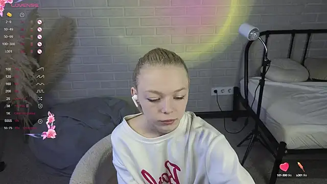 Snapshot of MillaHolt chatting on September 17, 8:27 am MillaHolt online show from September 17, 8:27 am