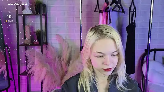 Snapshot of MillaHolt chatting on November 10, 8:19 am MillaHolt online show from November 10, 8:19 am