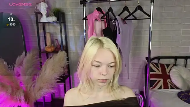 Snapshot of MillaHolt chatting on October 22, 8:47 am MillaHolt online show from October 22, 8:47 am