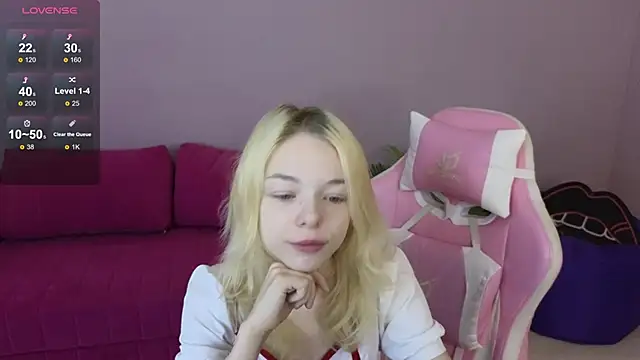 Snapshot of MillaHolt chatting on December 14, 9:15 am MillaHolt online show from December 14, 9:15 am