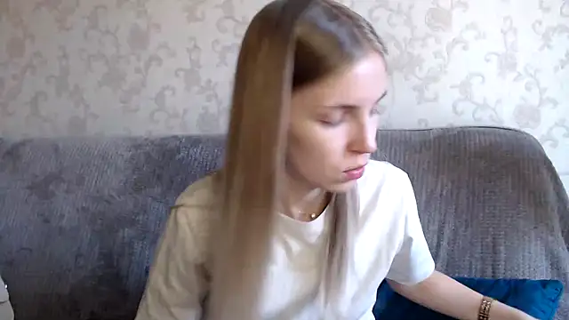 HitGyrl online show from October 18, 8:05 am