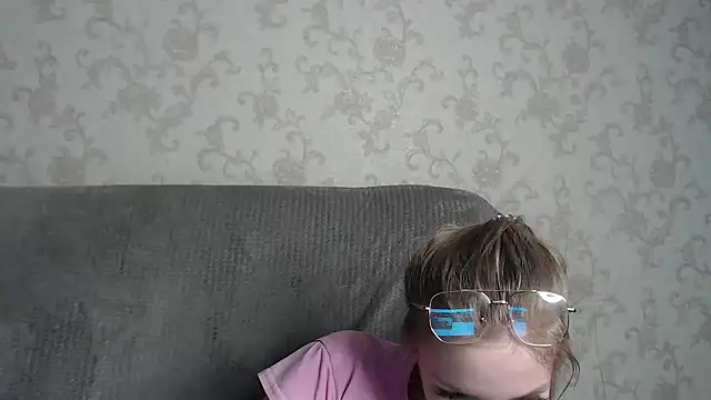 HitGyrl online show from April 14, 1:27 pm