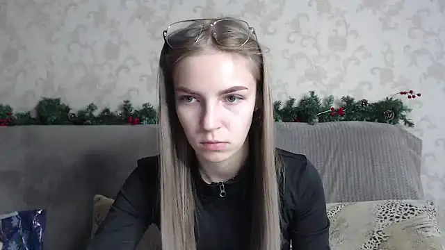 HitGyrl online show from February 22, 8:06 am