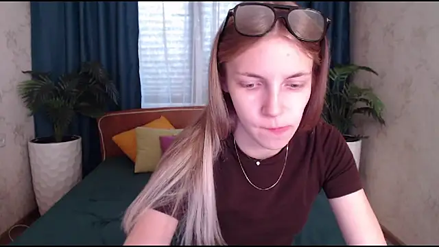 HitGyrl online show from October 9, 8:15 am