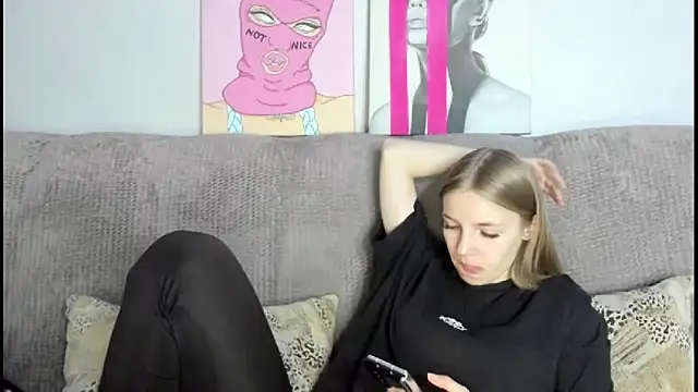 HitGyrl online show from November 27, 1:17 am