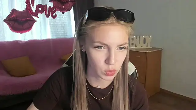 HitGyrl online show from May 15, 8:12 am