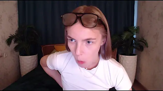 HitGyrl online show from November 6, 8:18 am