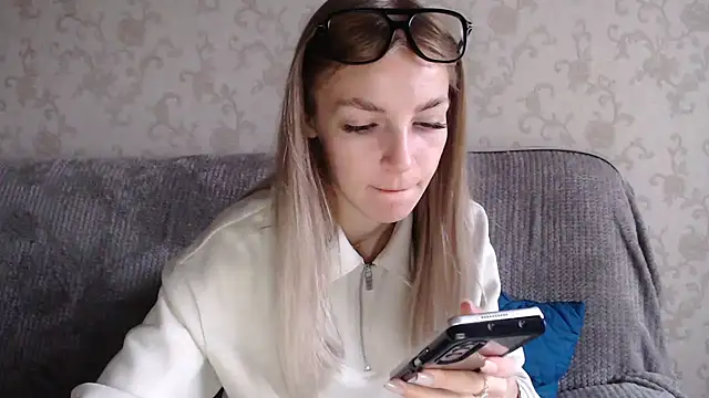 HitGyrl online show from September 9, 1:05 am