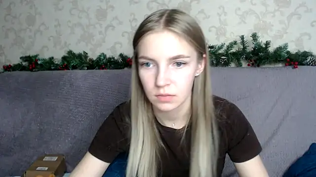 HitGyrl online show from December 17, 4:39 am