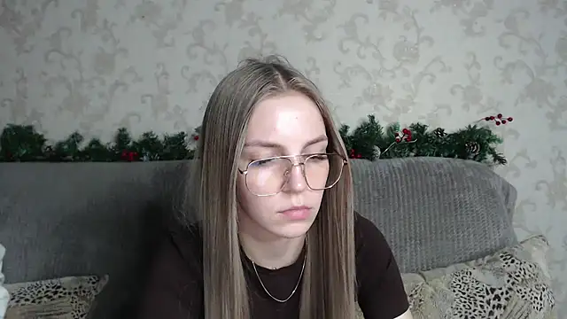 HitGyrl online show from February 11, 8:09 pm