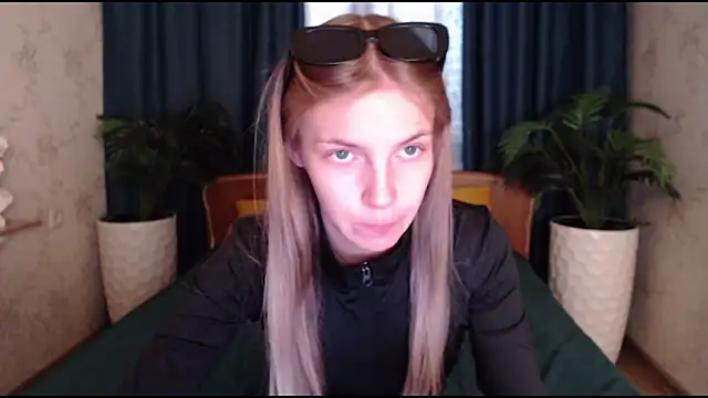 HitGyrl online show from October 22, 8:36 am