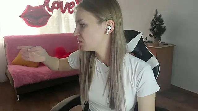 HitGyrl online show from March 10, 8:07 am