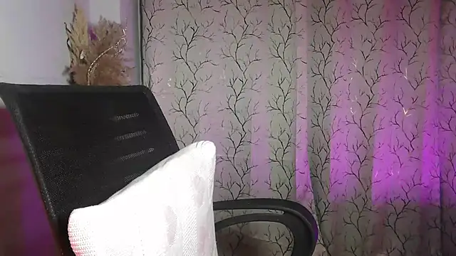 GlamorousQueen online show from March 11, 1:49 pm