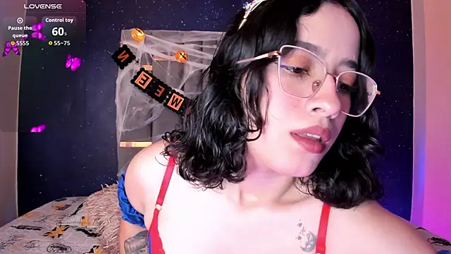 Snapshot of SweetAnya01 chatting on October 5, 4:47 am SweetAnya01 online show from October 5, 4:47 am