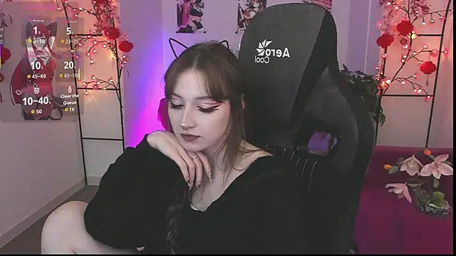 Snapshot of LiliLuna chatting on April 9, 4:13 pm LiliLuna online show from April 9, 4:13 pm